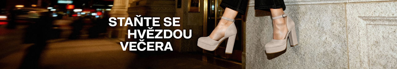 Close-up of beige high-heeled platform shoes worn with black pants, outdoors at night with blurred city lights in the background. Large white text reads: “STAŇTE SE HVĚZDOU VEČERA.”
