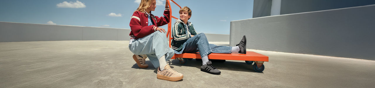 two kids sitting on a podest