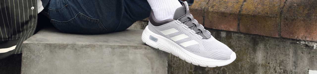 A man wearing light grey sneaker