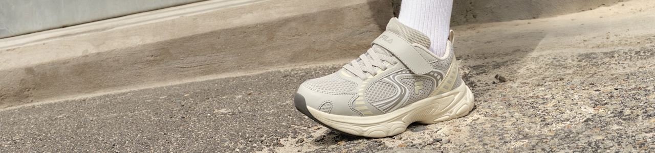Agirl wearing light grey sneaker