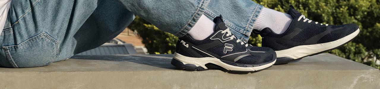 A man wearing dark blue retro sneaker