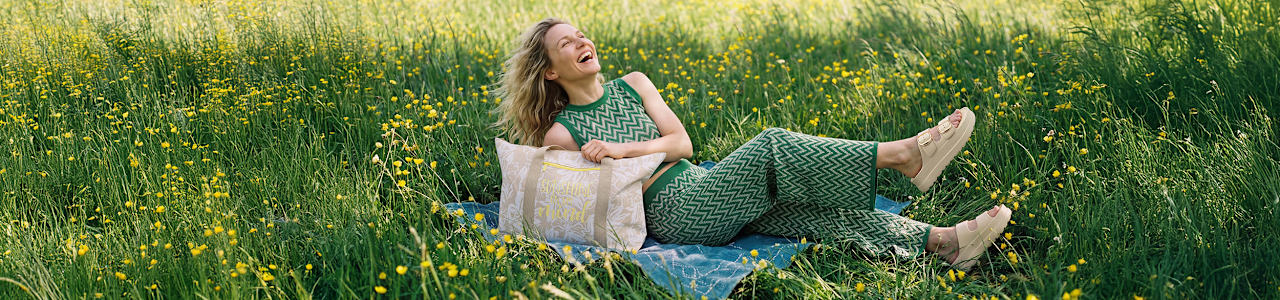 cdn_brandheader_landscape_2500x906_multibrand_slides_women_MH_0526_bench