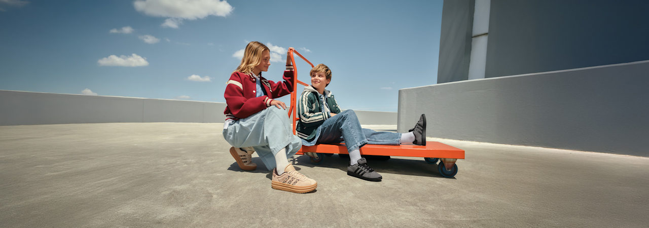 two kids sitting on a podest
