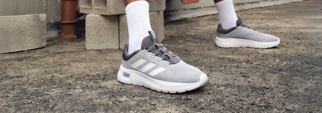 A man wearing light grey sneaker