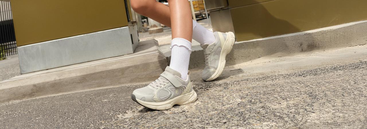 Agirl wearing light grey sneaker