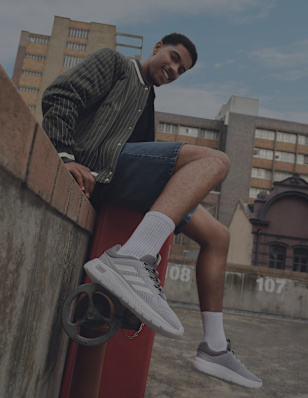 A man wearing light grey sneaker