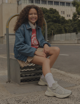 Agirl wearing light grey sneaker