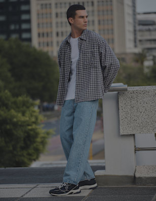 A man wearing dark blue retro sneaker