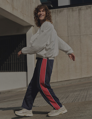 A man wearing retro sneaker