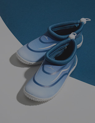 Two Shoes in front of a coloured background