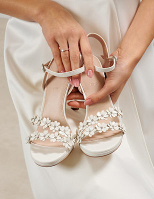 cdn-format_storyslider_wedding_women_CH_750x1090_0124_01