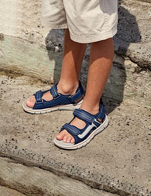 cdn_dy_H6_desktop_four-grid-category_trekking_sandals_CH_348x449_0425