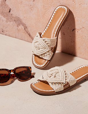 SS25_DUK_Apr_WomensSandals_001_01