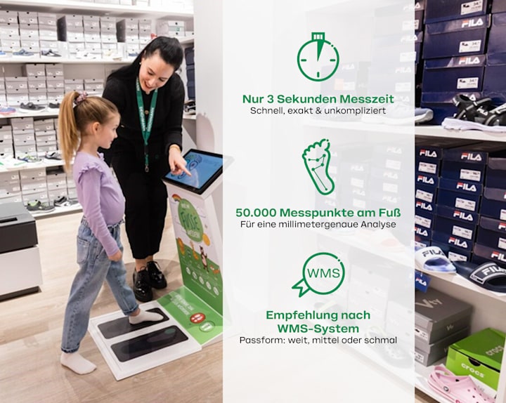 In a shoe store, a child stands on a digital foot measuring device while a store assistant supports the process. USPs: \"Nur 3 Sekunden Messzeit: Schnell, exakt & unkompliziert\", \"50.000 Messpunkte am Fuß:  Für eine millimetergenaue Analyse\", \"Empfehlung nach WMS-System: Passform: weit, mittel oder schmal\"