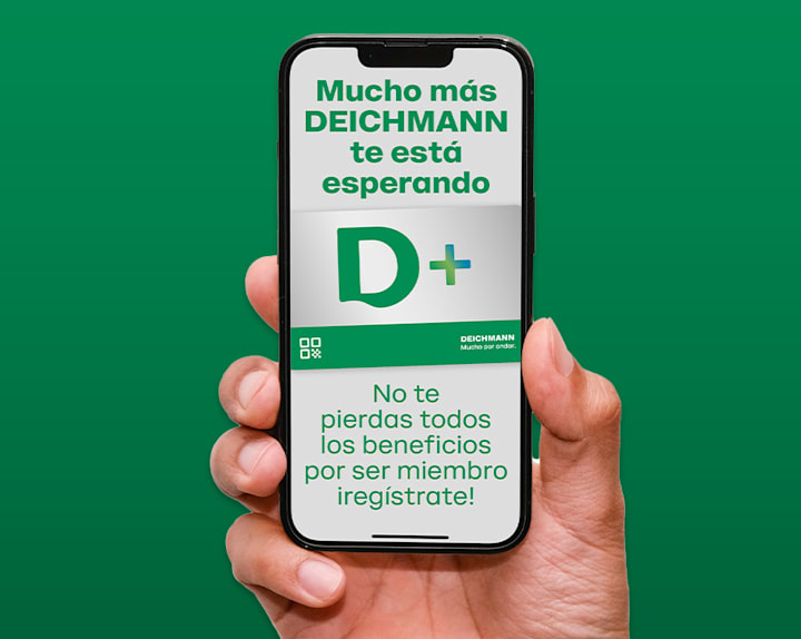The images show a smartphones held in hand, displaying a Deichmann D+ membership screen and the text "Mucho más DEICHMANN te está esperando” and “No te pierdas todos los beneficios por ser miembro, ¡regístrate!”