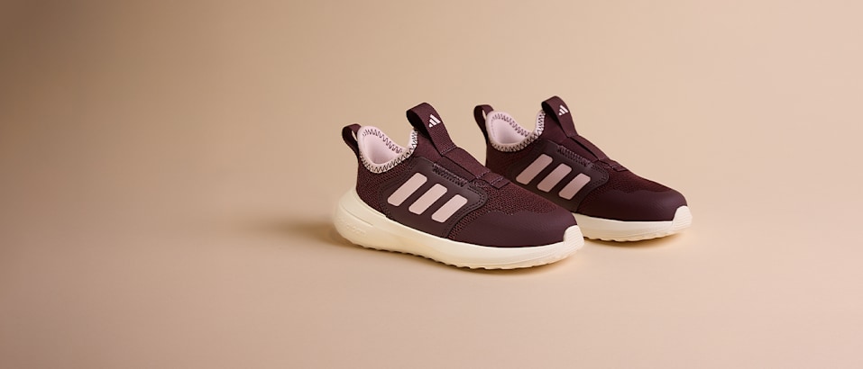 AW25_DUK_Oct_KidsBrandedTrainers_001_01