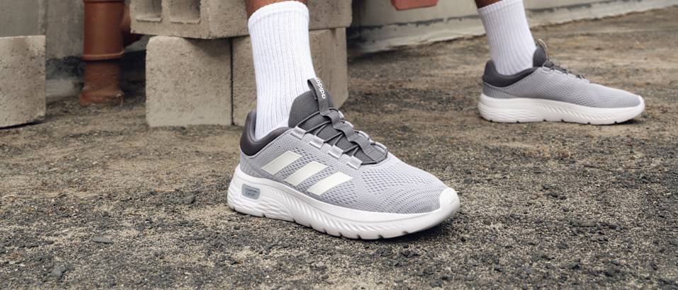 A man wearing light grey sneaker