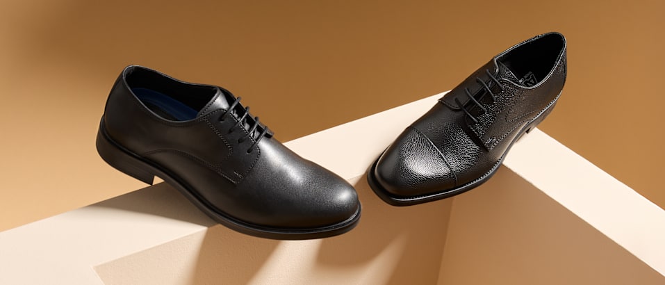 Mens business shoes in front of a brown background
