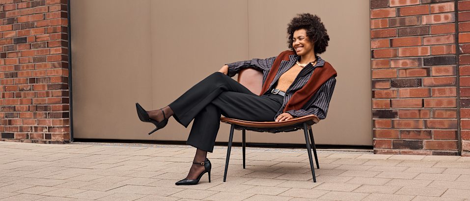 Women sits in a chair and laughs