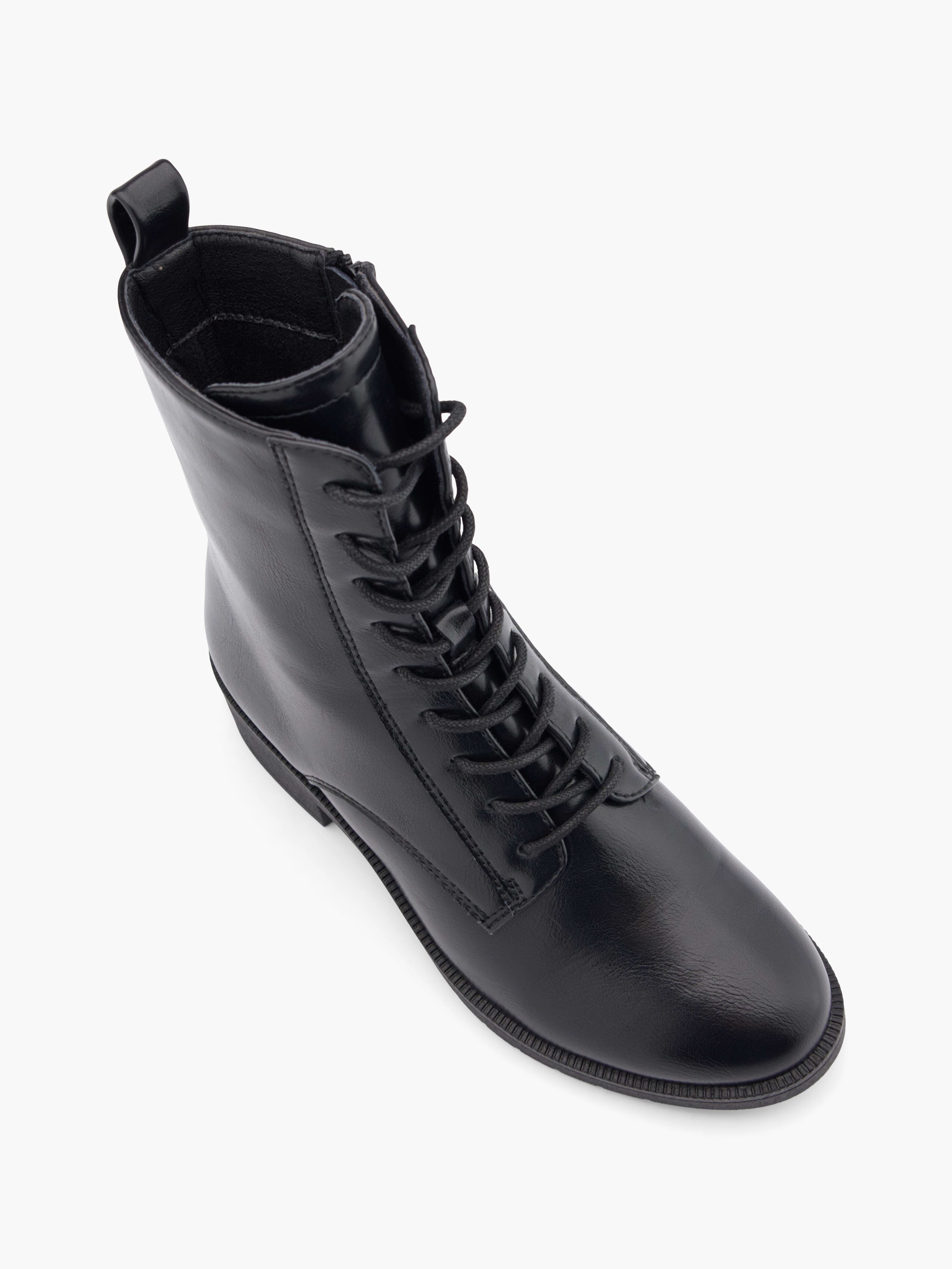 Stivaletto allacciato