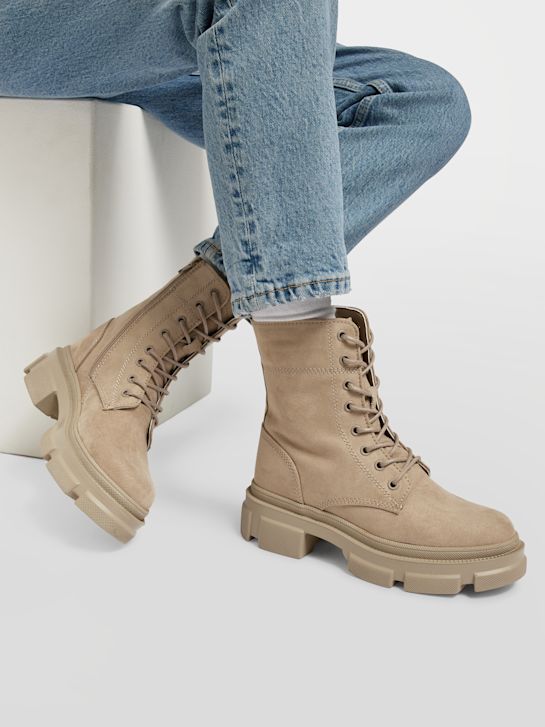 Bota con cordones